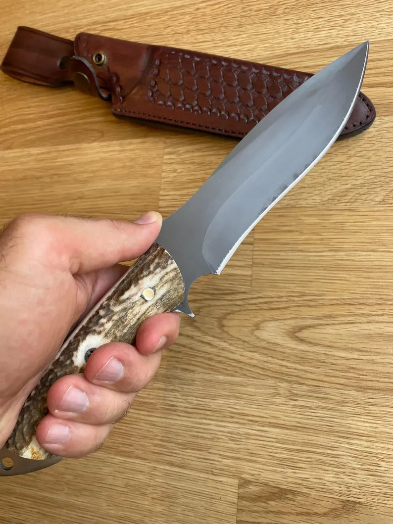 Ručně vyrobeno kovářem - čepel z uhlíkové oceli 1075, rukojeť z jeleního parohu - kempingový nůž - lovecký nůž