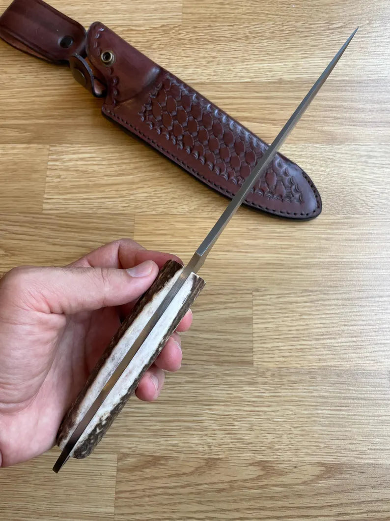 Ručně vyrobeno kovářem - čepel z uhlíkové oceli 1075, rukojeť z jeleního parohu - kempingový nůž - lovecký nůž