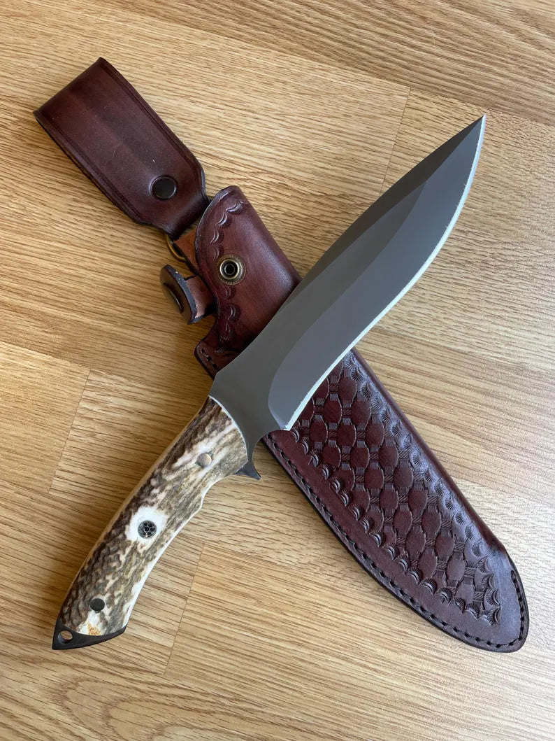 Ručně vyrobeno kovářem - čepel z uhlíkové oceli 1075, rukojeť z jeleního parohu - kempingový nůž - lovecký nůž